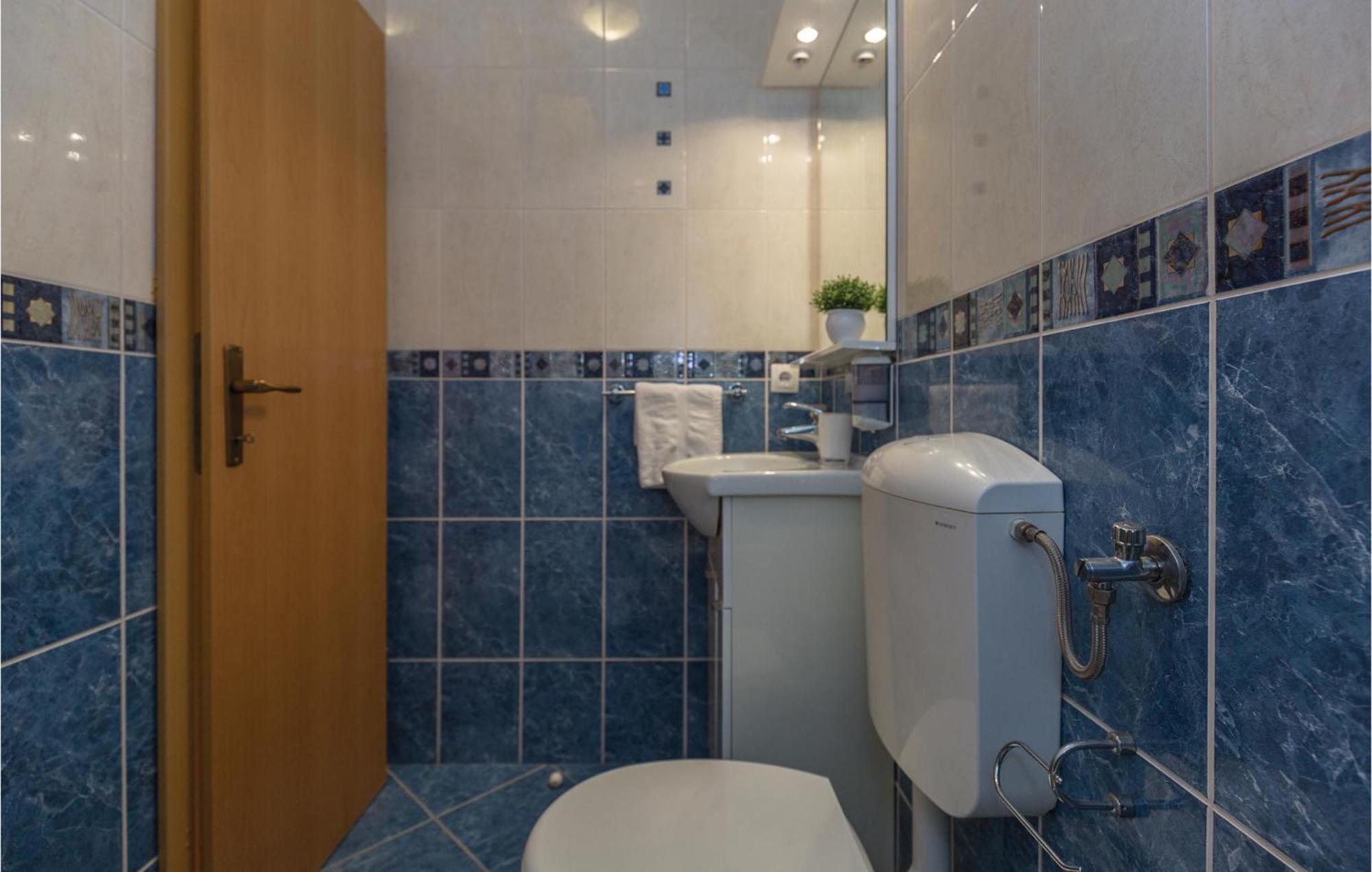 1 Bedroom Stunning Apartment In Makarska Extérieur photo