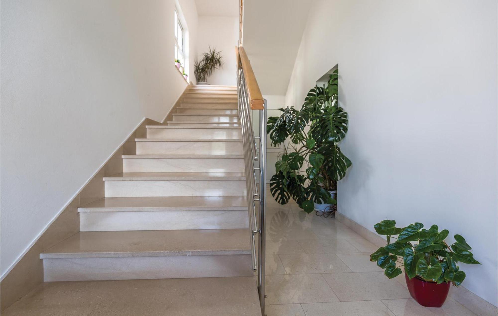 1 Bedroom Stunning Apartment In Makarska Extérieur photo