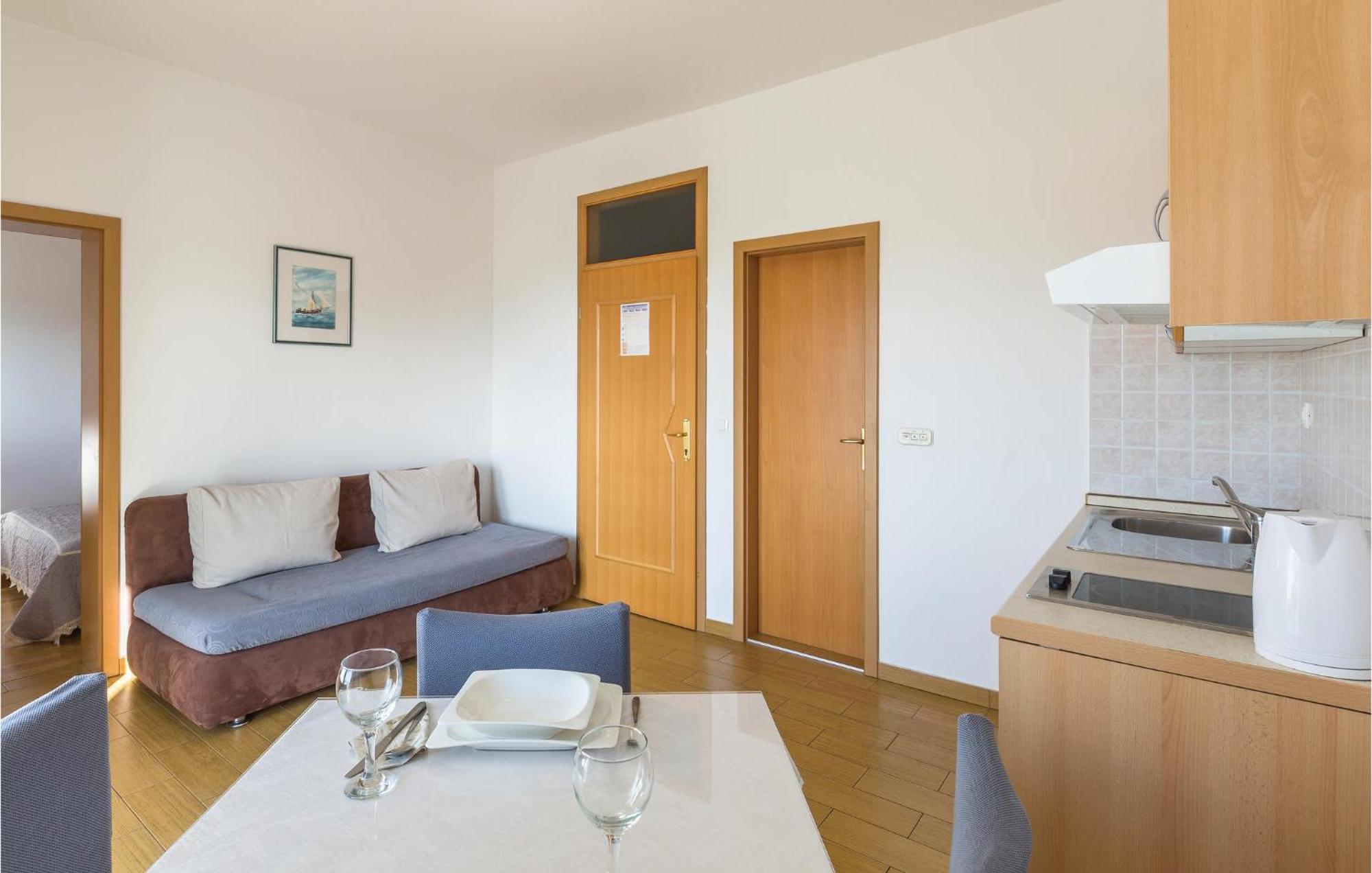 1 Bedroom Stunning Apartment In Makarska Extérieur photo